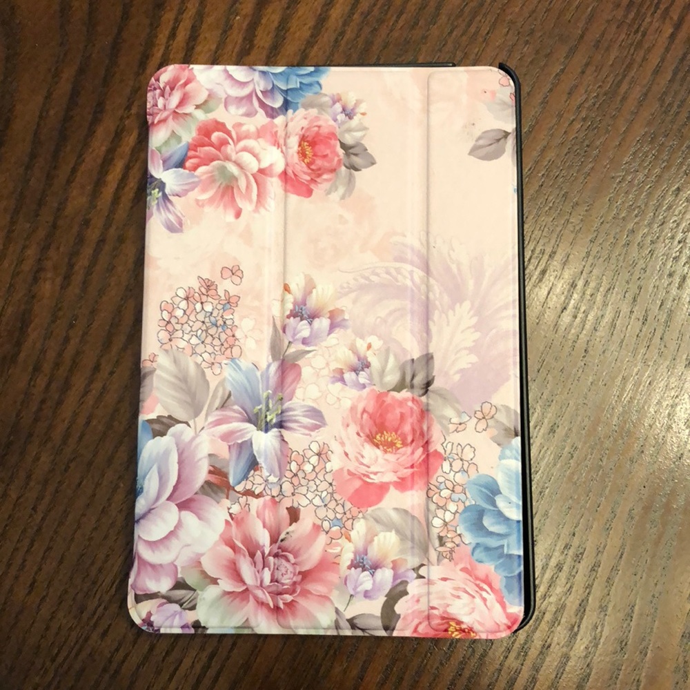 Mini iPad 4 case with floral detail